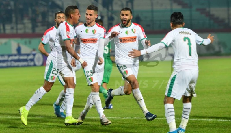 بالصور.. “العميد” مُتفوق على “الرجاء” في الشوط الأول