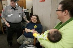 أمريكية تدخل المستشفى بسبب الآم الظهر فتخرج بمولودة