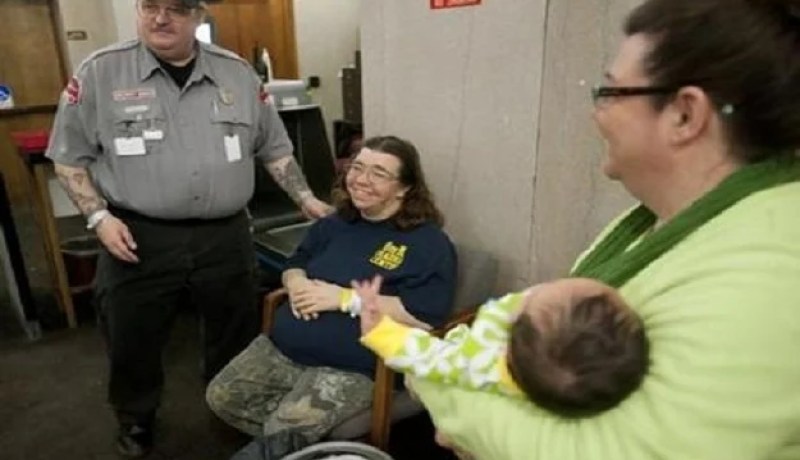 أمريكية تدخل المستشفى بسبب الآم الظهر فتخرج بمولودة