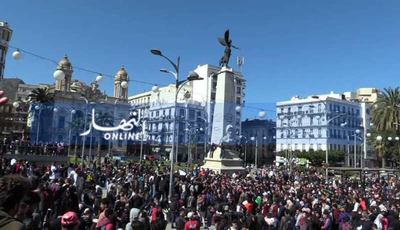 بالصور .. طلبة جامعيون يخرجون في مسيرة سلمية رفضا للعهدة الخامسة بوهران