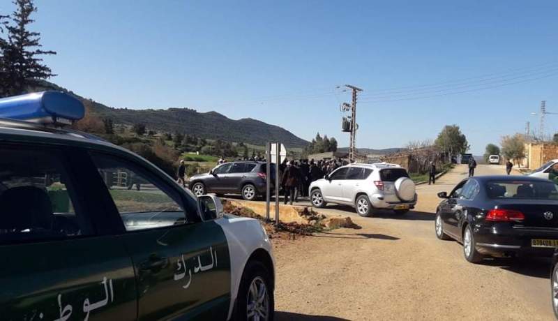 سكان قرية سيدي زيان يقطعون الطريق أمام موكب والي معسكر