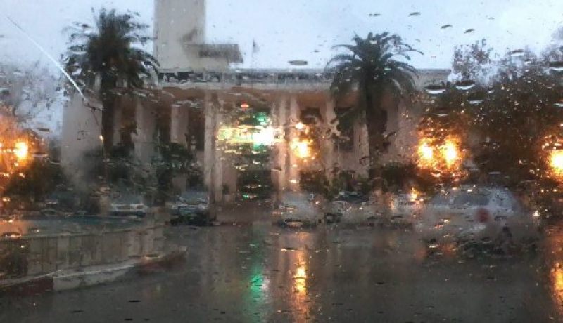 جيجل: الأمطار الغزيرة تتسبب في شل حركة المرور