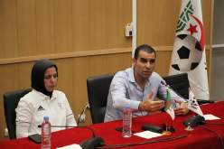 بالصور.. زطشي يجتمع بلاعبات المنتخب الوطني النسوي