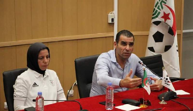 بالصور.. زطشي يجتمع بلاعبات المنتخب الوطني النسوي