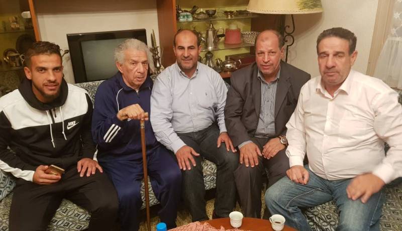 أسرة أولمبي الشلف في منزل الرئيس السابق للفاف