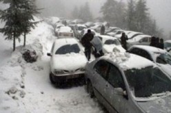 العديد من الطرقات مقطوعة أمام حركة المرور بسبب التقلبات الجوية الأخيرة