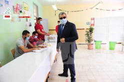 تشريعيات.. الوزير الأول يدلي بصوته الانتخابي في العاصمة