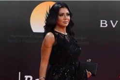 سؤال عن فستان رانيا يوسف في امتحان يثير سخرية مواقع التواصل