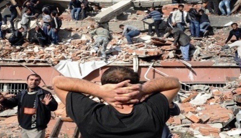 إنقاذ طفلة ووالدتها وجدتها من تحت الأنقاض بعد زلزال تركيا