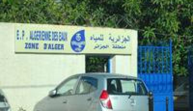 تجمهر عشرات المواطنين أمام مقر الجزائرية للمياه ببلدية بوخضرة في تبسة