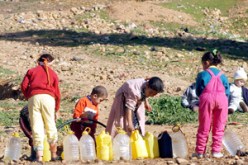 أحياء وسكان جنوب المدينة في رحلة بحث يومية عن الماء…ورڤلة مدينة الذهب الأسود تقع فريسة العطش هذه السنة