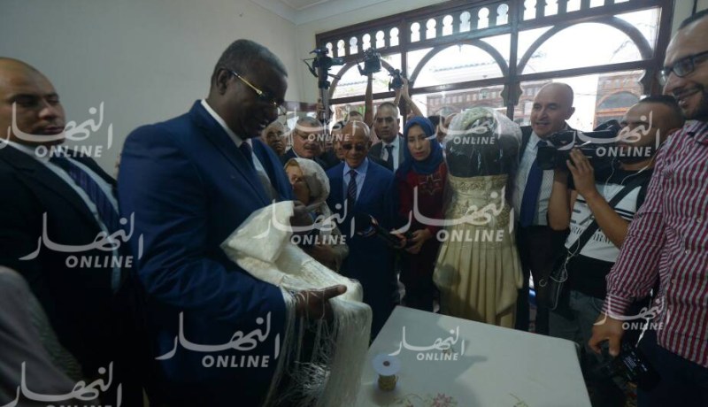 بالصور: وزير السياحة يزور دار الحرف التقليدية بباب الوادي