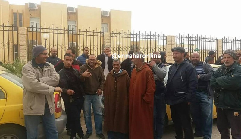 بالصور..إحتجاج أصحاب سيارات الأجرة بين الولايات بالوادي