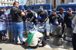 بالصور والفيديو.. مصالح الأمن تُفرق المتظاهرين من أمام البريد المركزي