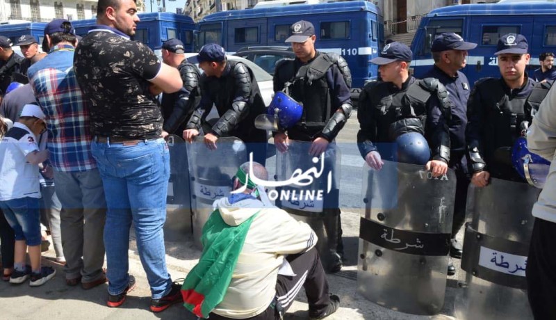 بالصور والفيديو.. مصالح الأمن تُفرق المتظاهرين من أمام البريد المركزي