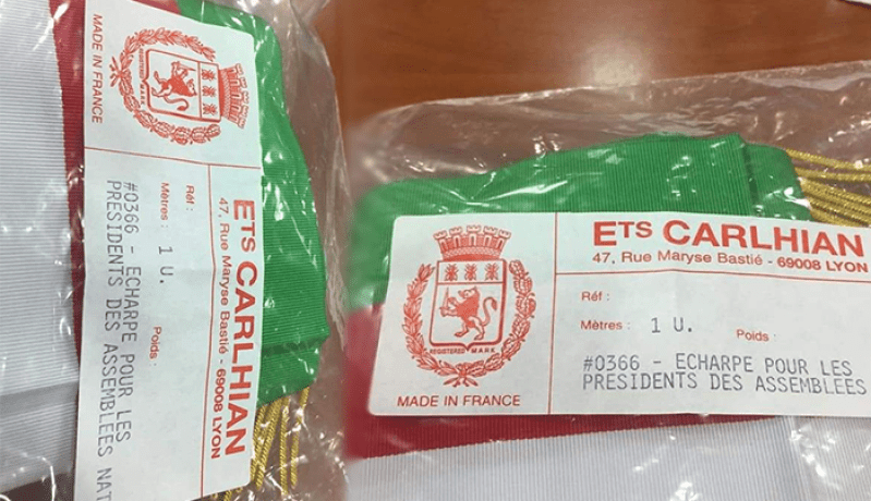 أميار الجزائر يقتنون “أوشحة” بشعارات وطنية مصنوعة في فرنسا