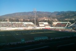 بالفيديو: تسجيل 22 إصابة خفيفة وسط الأنصار بسبب التدافع و الأمن يتحكم في الأمور