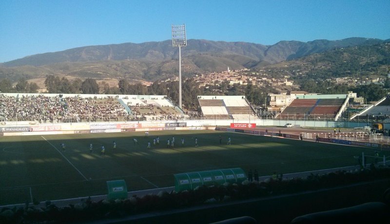 بالفيديو: تسجيل 22 إصابة خفيفة وسط الأنصار بسبب التدافع و الأمن يتحكم في الأمور