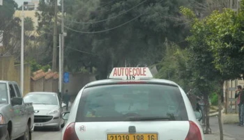 مديرية النّقل للعاصمة تطالب الممتحنين ذوي 17 سنة بإحضار تصريح شرفي لاجتياز امتحان السياقة