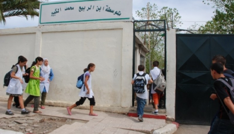 مآزر باللونيين الأزرق والأسود للذكور وبالوردي والأبيض للإناث
