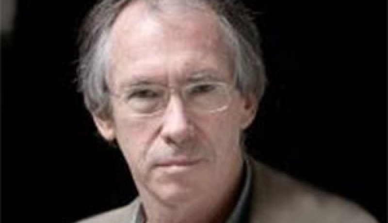 روائي عالمي يصرّح بـ”احتقاره الإسلاميين” ويتهمهم بفقدان الرجولة وصحيفة بريطانية تبرز كلامه