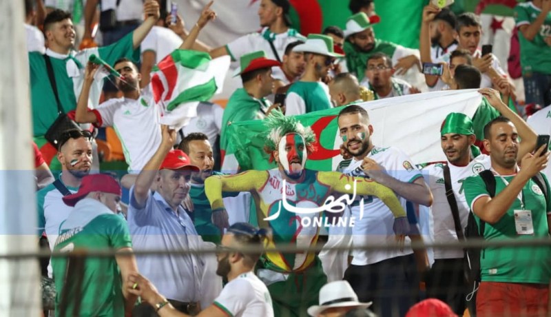 إغماء احد أنصار المنتخب الوطني بمدرجات ستاد القاهرة
