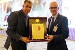 مازار يُسلم وسام النزاهة العالمية لـ”الأنتربول”