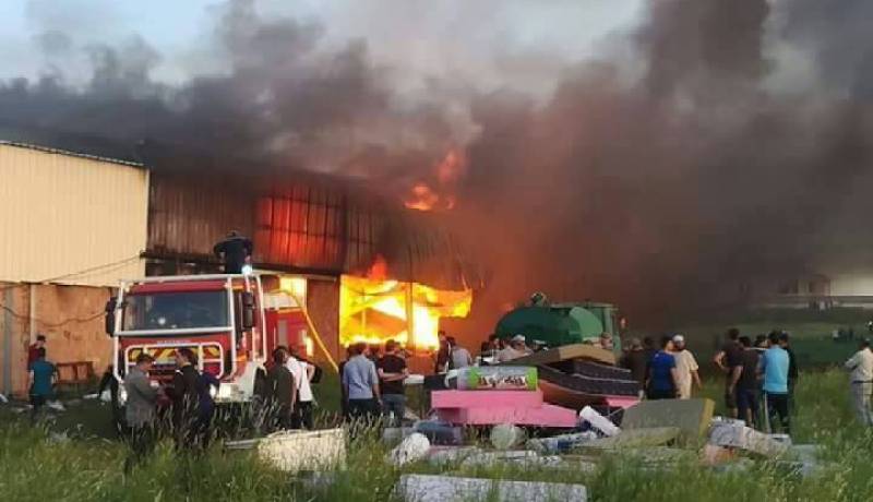بالصور.. حريق مهول بمصنع الاسرة بفريحة في تيزي وزو