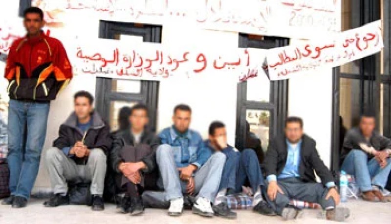 الأساتذة المتعاقدون المستخلفون و المفصولون يعتصمون أمام مقر وزارة التربية