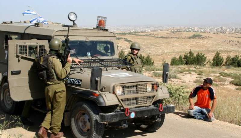 جيش الاحتلال الإسرائيلي يدهس فلسطينيا ويعتقل 3 آخرين بالضفة الغربية