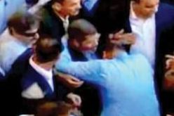 تقبيل صفوت حجازي ليد محمد مرسي يثير جدلاً في مصر