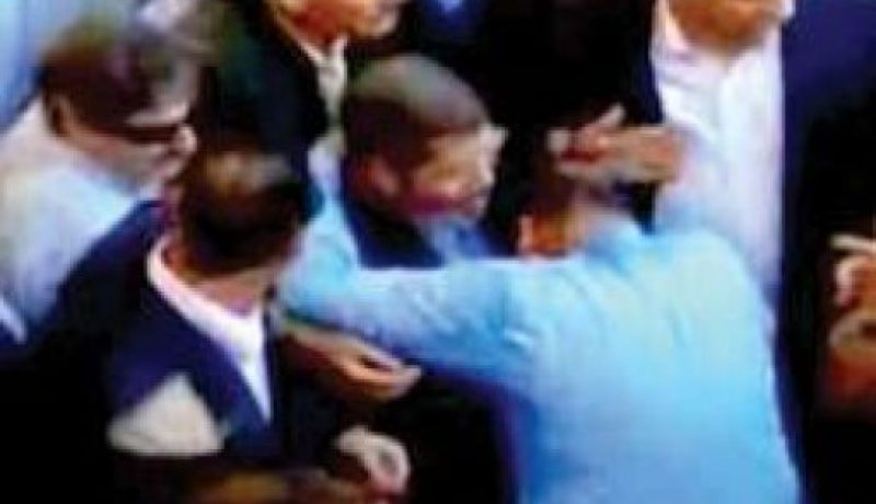 تقبيل صفوت حجازي ليد محمد مرسي يثير جدلاً في مصر