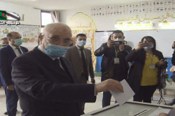 رئيس السلطة المستقلة للإنتخابات يدلي بصوته على إستفتاء الدستور