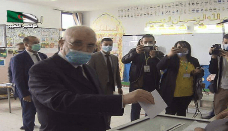 رئيس السلطة المستقلة للإنتخابات يدلي بصوته على إستفتاء الدستور