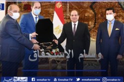 بيراف يقلد الرئيس المصري عبد الفتاح السيسي وسام الاستحقاق