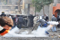 تجدد الاشتباكات بين متظاهرين والأمن بشارع منصور في جمعة الحداد بمصر