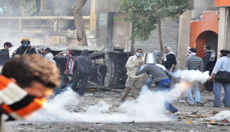 تجدد الاشتباكات بين متظاهرين والأمن بشارع منصور في جمعة الحداد بمصر