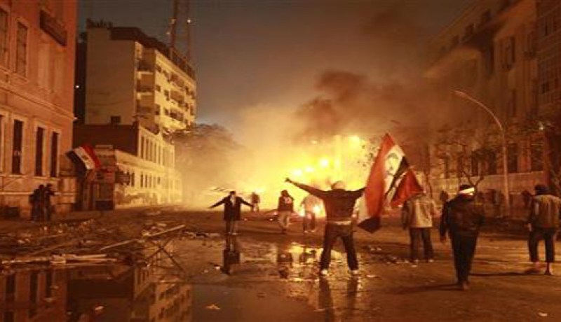 محتجون يحاصرون وزارة الداخلية ومقتل اثنين بالسويس في مصر