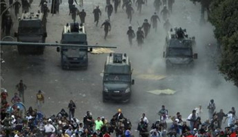 وفاة صحافي مصري متأثرا بجروح اصيب بها في الاشتباكات بين انصار الرئيس ومعارضيه