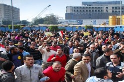 مئات المصريين يتجمعون يميدان التحرير للمطالبة بإنهاء المرحلة الانتقالية وتسليم السلطة إلى المدنيين