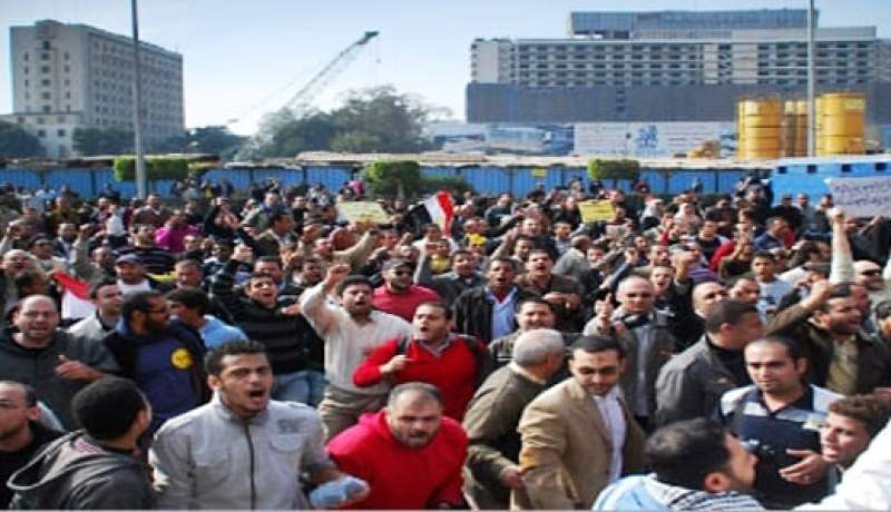 مئات المصريين يتجمعون يميدان التحرير للمطالبة بإنهاء المرحلة الانتقالية وتسليم السلطة إلى المدنيين