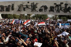 متظاهرون يرغمون عضوا في المجلس الأعلى للقوات المسلحة على ترك الميدان