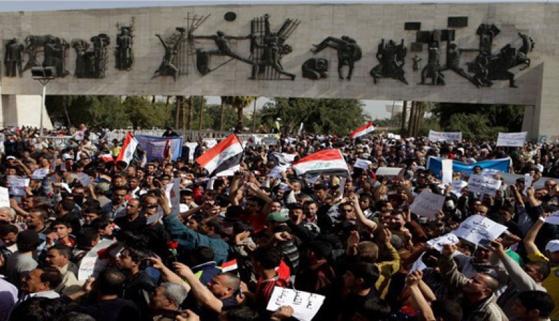 متظاهرون يرغمون عضوا في المجلس الأعلى للقوات المسلحة على ترك الميدان