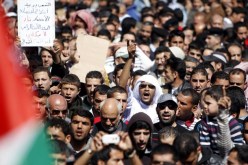 مئات المحتجين يحاولون اقتحام مبنى لامن الدولة في احد احياء القاهرة