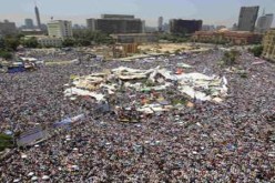 آلاف المصريين يحتجون للضغط على المجلس العسكري