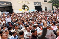 الشرطة المصرية تواصل اعتصامها أمام مبنى وزارة الداخلية