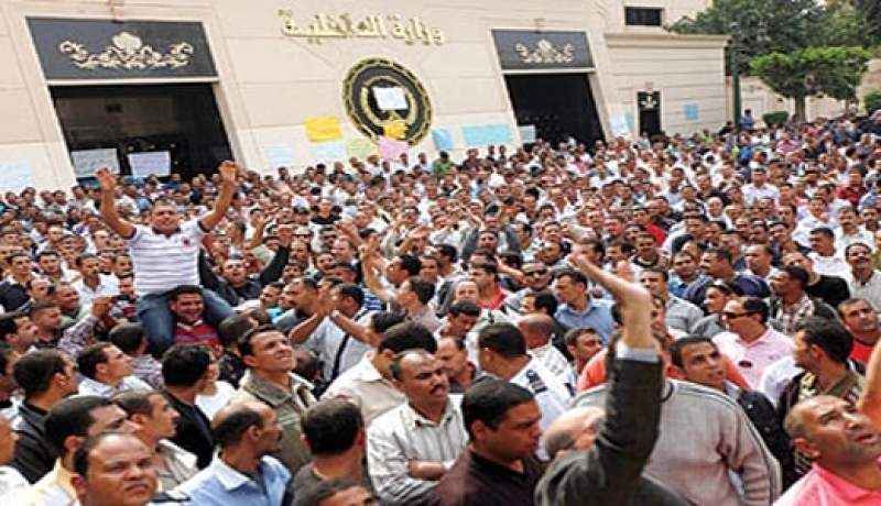 الشرطة المصرية تواصل اعتصامها أمام مبنى وزارة الداخلية