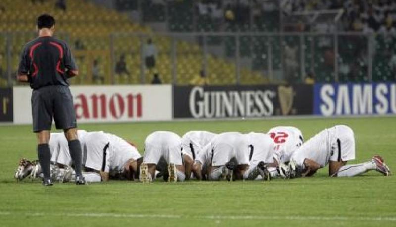 كبير المفتين في دبي : سجود الملاعب باطل شرعا