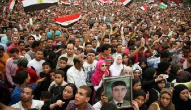 الاف المتظاهرين في ميدان التحرير في القاهرة تمهيدا لتظاهرة حاشدة