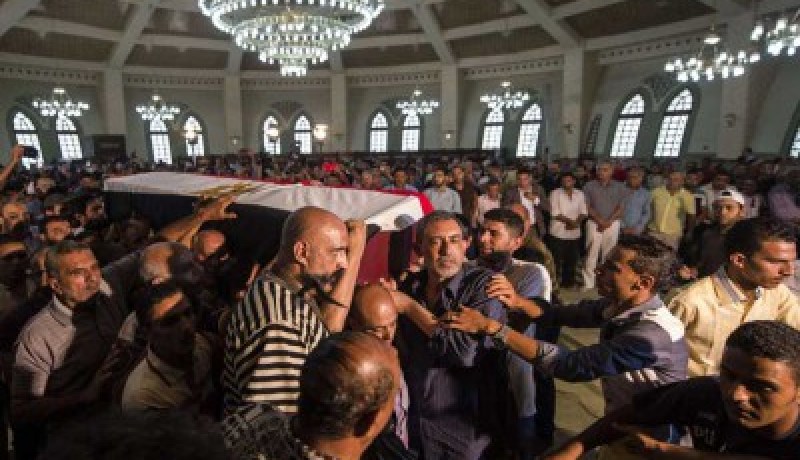 بالصور تشييع جثمان نور الشريف إلى مثواه الأخير بحضور الفنانين المصريين بالقاهرة